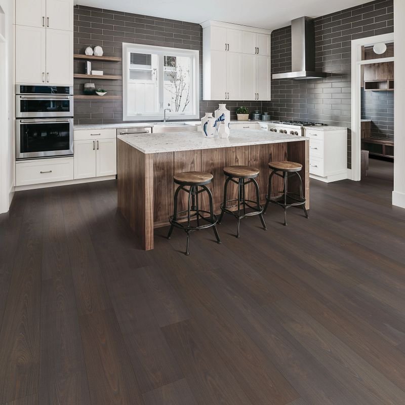 Kitchen dining area with wood-look luxury vinyl flooring from from Scott's Flooring in Barrie, ON